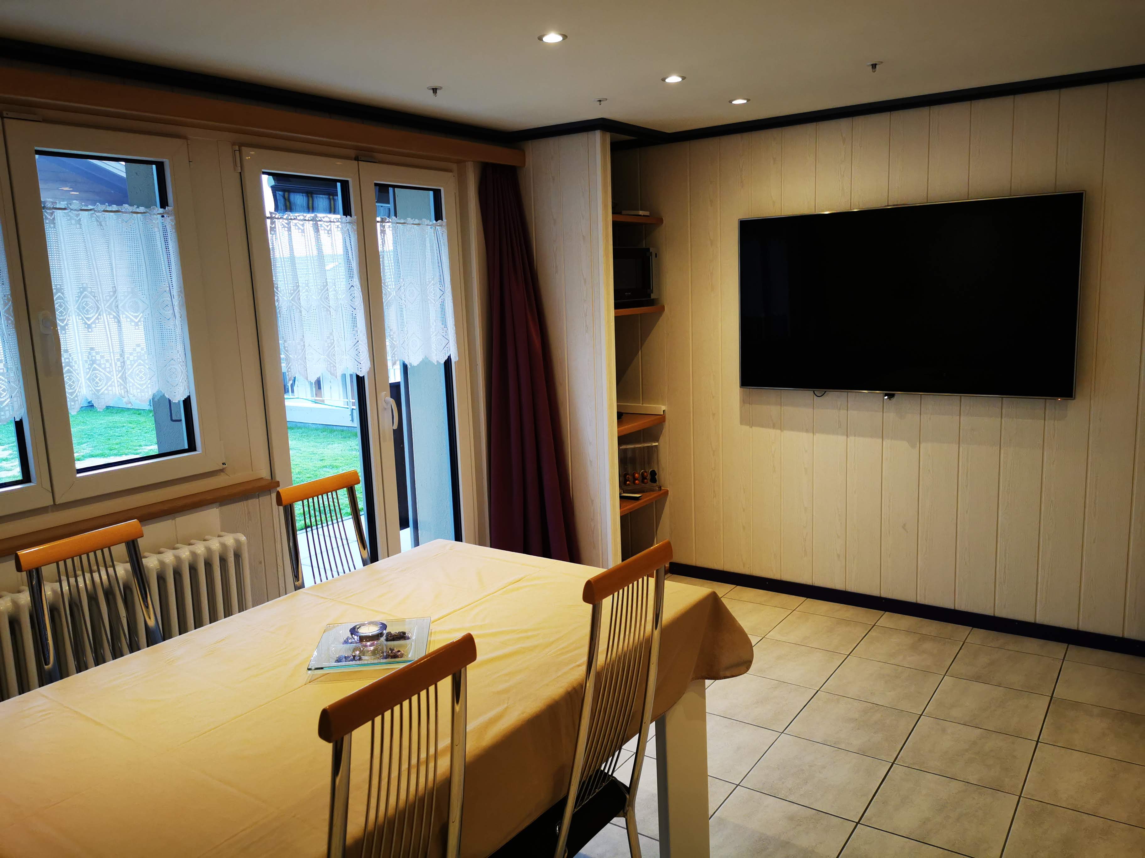Essplatz und Fernseher in der Küche